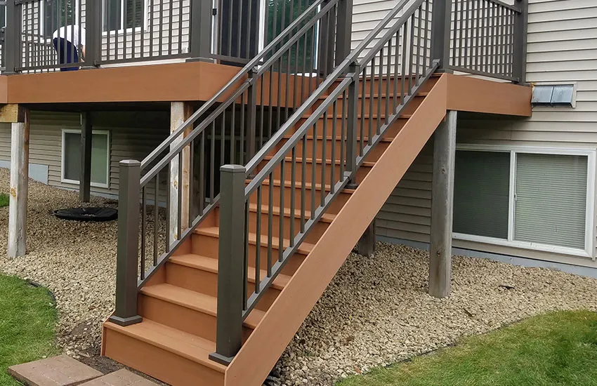 Straight deck staircase with composite treads and aluminum railings on elevated deck